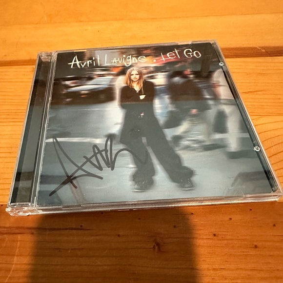 Autographed Avril Lavigne. Let Go CD - Picture 1 of 5